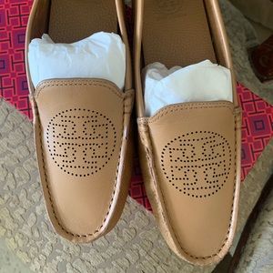 Tory Burch perforated logo driver. Sand. Sz 9. Excellent used condition
